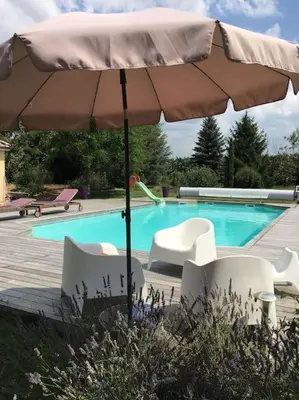 Piscine de l'établissement La Grangeneuve côté piscine ou située à proximité