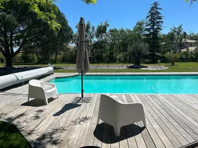 Piscine de l'établissement La Grangeneuve côté piscine ou située à proximité