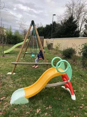 Aire de jeux pour enfants de l'établissement La Grangeneuve côté piscine