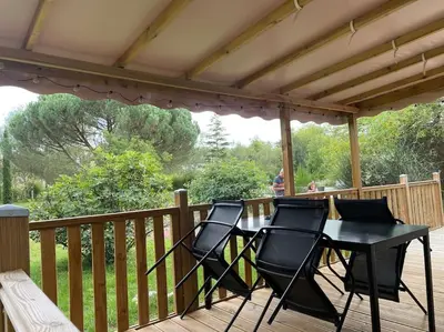 Balcon ou terrasse dans l'établissement La Grangeneuve côté piscine