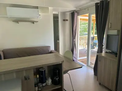 Cuisine ou kitchenette dans l'établissement La Grangeneuve côté piscine