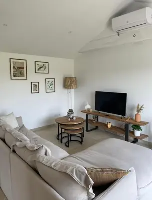 Télévision ou salle de divertissement dans l'établissement Longère cosy