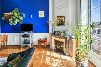 Télévision ou salle de divertissement dans l'établissement Le Quai Lassagne
