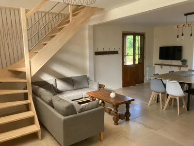 Coin salon dans l'établissement Gîte Domaine du Berret 8 pers
