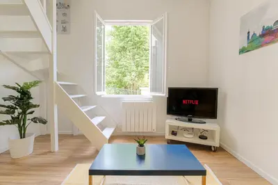 Télévision ou salle de divertissement dans l'établissement Maison avec terrasse proche Lyon