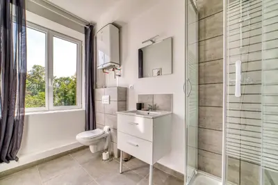Salle de bains dans l'établissement L'Olivier - Cosy studio rénové au coeur de Lyon 5ème