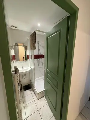 Salle de bains dans l'établissement Au Chevaleins