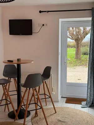 Télévision ou salle de divertissement dans l'établissement Au Chevaleins