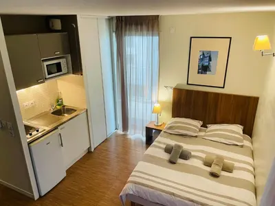 Un ou plusieurs lits dans un hébergement de l'établissement Studio Harmonie Confluence Lyon City et piscine chauffante
