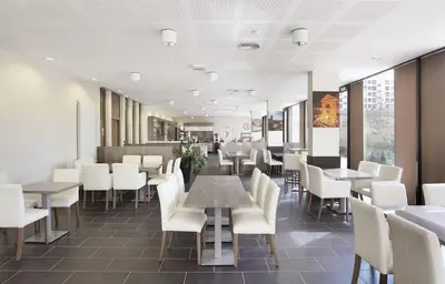 Restaurant ou autre lieu de restauration dans l'établissement Studio Harmonie Confluence Lyon City et piscine chauffante