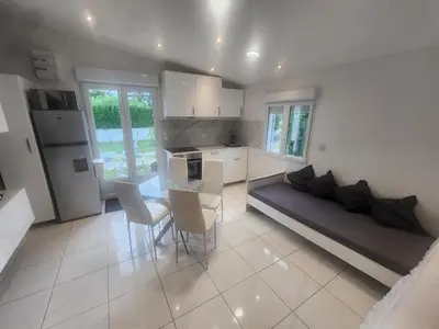 Cuisine ou kitchenette dans l'établissement Studio meublé avec cuisine