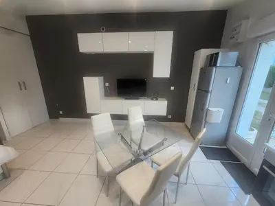 Télévision ou salle de divertissement dans l'établissement Studio meublé avec cuisine
