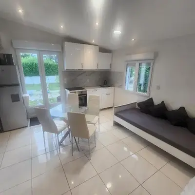 Studio meublé avec cuisine