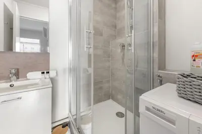 Salle de bains dans l'établissement Le Molière appartement au centre de Villeurbanne 2 chambres