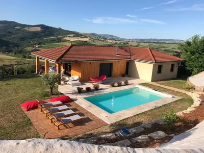 Piscine de l'établissement Belle villa proche de Lyon dans le Beaujolais ou située à proximité