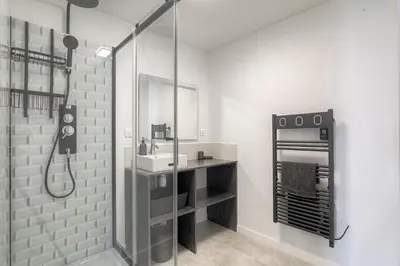 Salle de bains dans l'établissement New maison au coeur des vignes