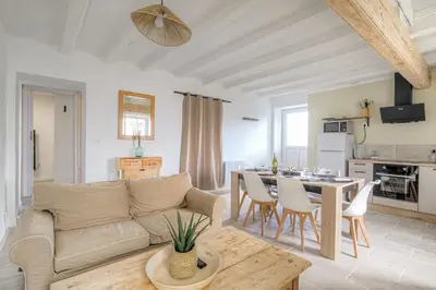Cuisine ou kitchenette dans l'établissement New maison au coeur des vignes