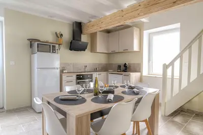 Cuisine ou kitchenette dans l'établissement New maison au coeur des vignes