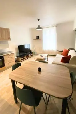 Télévision ou salle de divertissement dans l'établissement City Nest Cosy et Spacieux