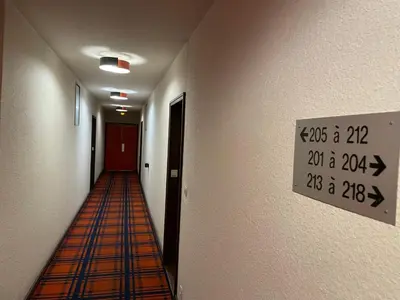 Certificat, récompense, panneau ou autre document affiché dans l'établissement Charmant Studio Tete dor lyon