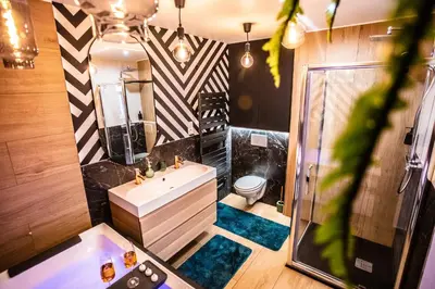 Salle de bains dans l'établissement Tropical Jacuzzi Oasis - Terreaux