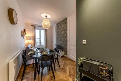 Coin salon dans l'établissement All in Lyon | Le Petit Gone – Cosy & calme