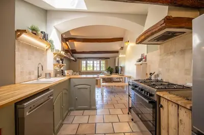 Cuisine ou kitchenette dans l'établissement Au Milieu des Secrets
