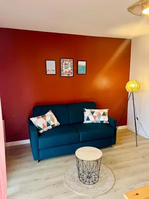 Coin salon dans l'établissement Le Courvoisy, Studio avec piscine, près Groupama Stadium et Salle Arena