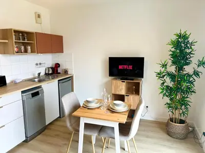 Cuisine ou kitchenette dans l'établissement Le Courvoisy, Studio avec piscine, près Groupama Stadium et Salle Arena