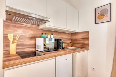 Cuisine ou kitchenette dans l'établissement La Suite Soleil - Maison studio avec jardin privé