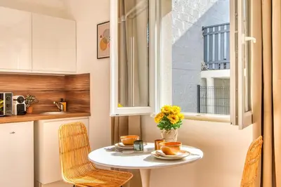 Cuisine ou kitchenette dans l'établissement La Suite Soleil - Maison studio avec jardin privé