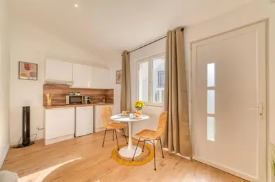 Cuisine ou kitchenette dans l'établissement La Suite Soleil - Maison studio avec jardin privé