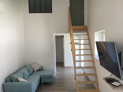 Télévision ou salle de divertissement dans l'établissement Logement de Tiphanie et Quentin