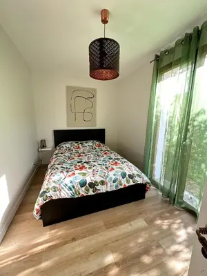 Un ou plusieurs lits dans un hébergement de l'établissement Appartement dans un ecrin de verdure terrasse privee