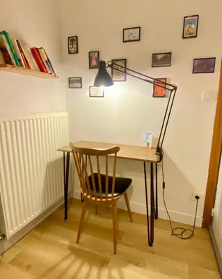 Bibliothèque dans la maison d'hôtes