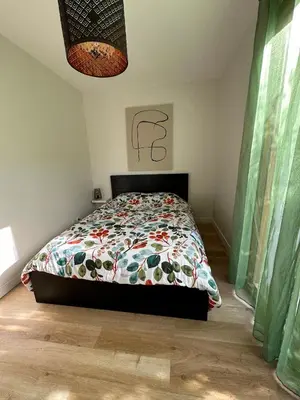 Un ou plusieurs lits dans un hébergement de l'établissement Appartement dans un ecrin de verdure terrasse privee