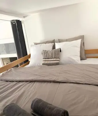 Un ou plusieurs lits dans un hébergement de l'établissement Charmant appartement
