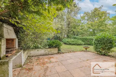 Jardin de l'établissement Maison Évasion - Piscine, Jardin & Barbecue