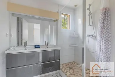 Salle de bains dans l'établissement Maison Évasion - Piscine, Jardin & Barbecue