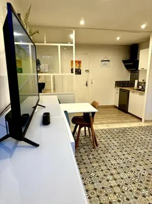 Cuisine ou kitchenette dans l'établissement T3 Sauna Box-Parking gratuit Monplaisir-Lumière
