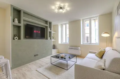 Coin salon dans l'établissement La suite Guillaume, T2 cosy contemporain