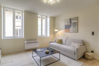 Coin salon dans l'établissement La suite Guillaume, T2 cosy contemporain