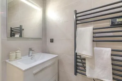 Salle de bains dans l'établissement La suite Guillaume, T2 cosy contemporain