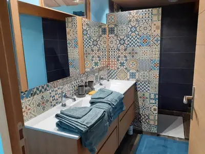 Salle de bains dans l'établissement les hirondelles du baudoy