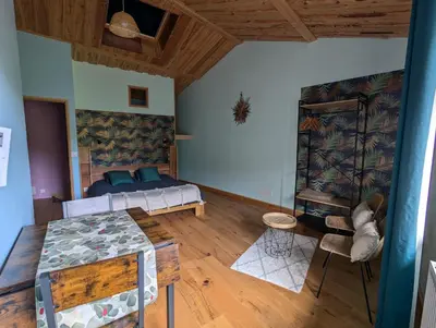 Coin salon dans l'établissement les hirondelles du baudoy