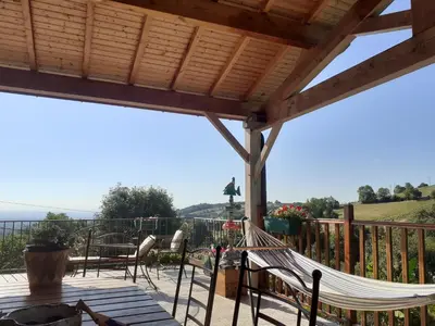 Balcon ou terrasse dans l'établissement les hirondelles du baudoy