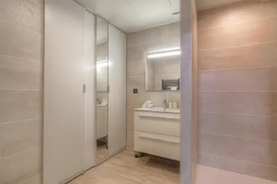 Salle de bains dans l'établissement Le choix de Jeanne, T2 lumineux confortable