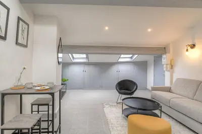 Coin salon dans l'établissement Le Cléret, Studio douillet sous les toits