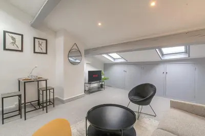 Coin salon dans l'établissement Le Cléret, Studio douillet sous les toits
