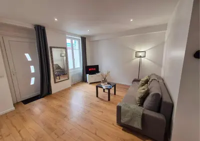 Télévision ou salle de divertissement dans l'établissement Studio Moderne et Cosy à Miribel
